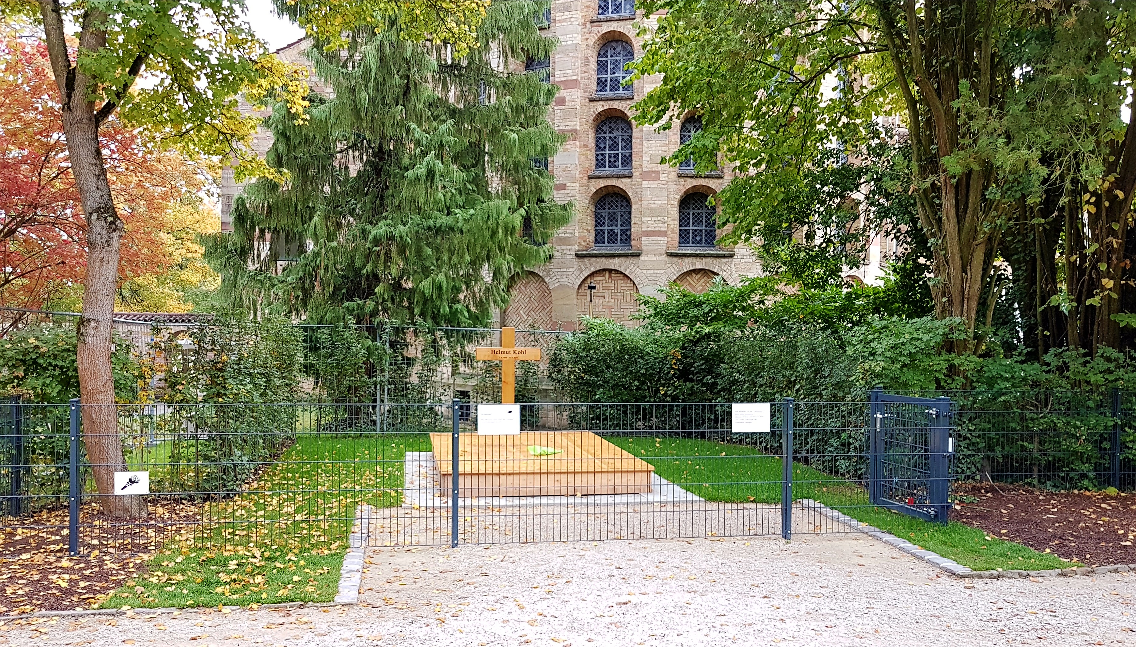 Das Grab im Adenauer-Park in Speyer